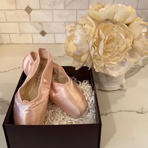 NWOT CAPEZIO PINK SATIN PAVLOVA POINT SHOES 4C w LAMBS WOOL, TOE INSERTS, BOXES